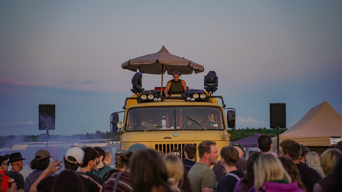 Auf Open Airs und Festivals aufzulegen erfordert eine neue Form der Sichtbarkeit und der Fähigkeit, seine Persönlichkeit zu zeigen.