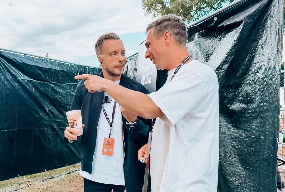 Zwei DJs im Backstage-Bereich unterhalten sich über das DJ loslegen.