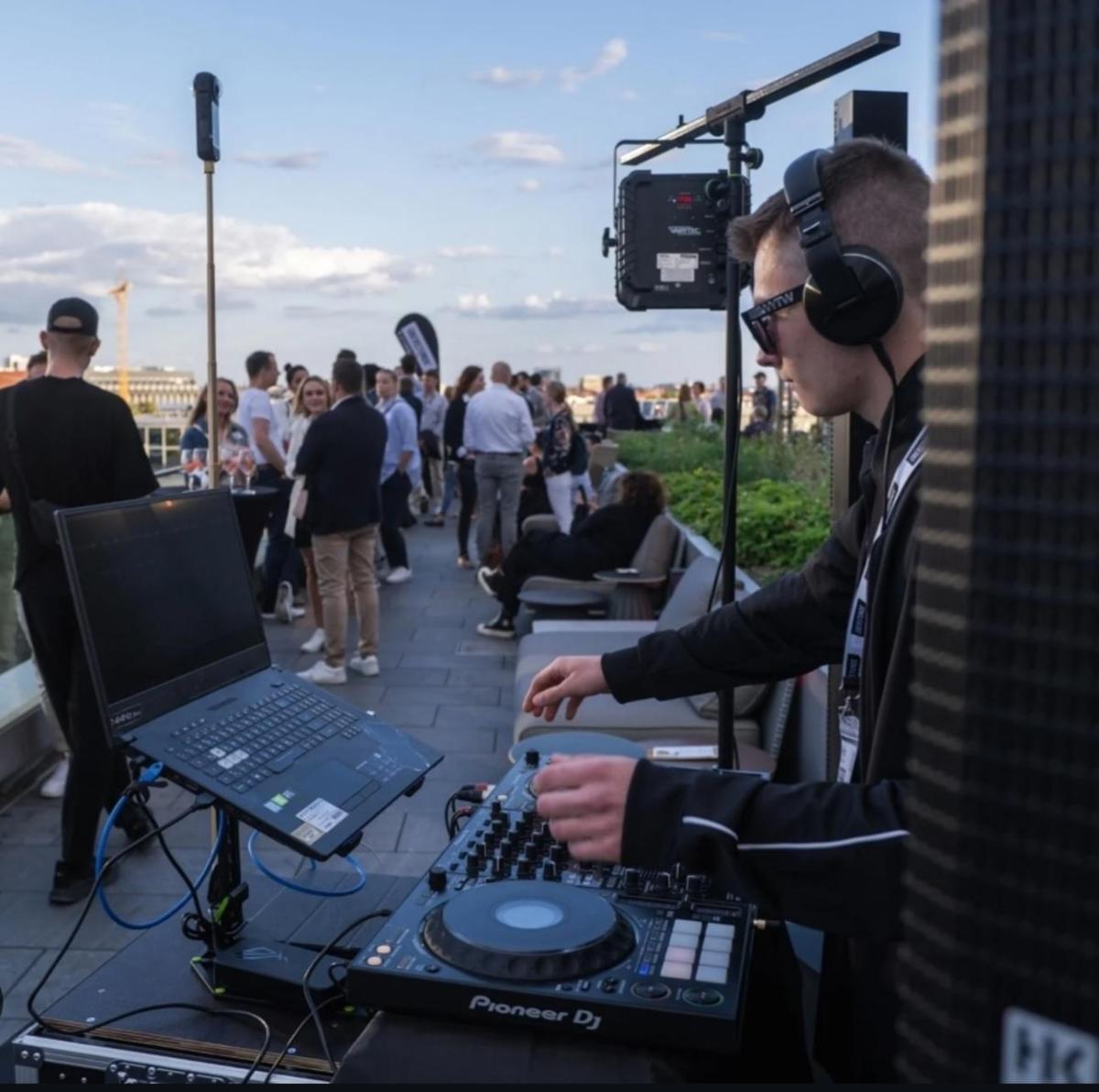 Felix bei der ÜBERSTUNDE, einem Netzwerk-Event