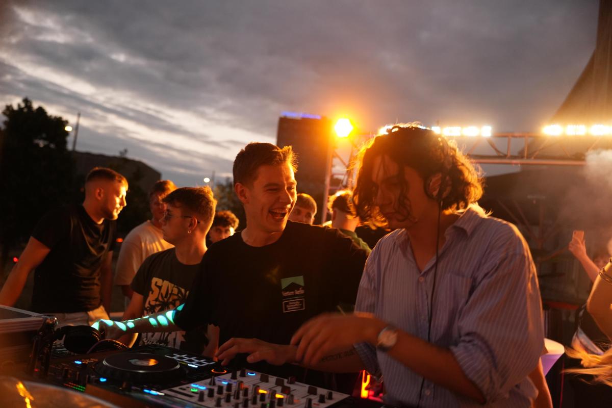 Auf seinen eigenen Events hat er die Zügel fest in der Hand und etabliert sich als Veranstalter zum Chancengeber für andere DJs