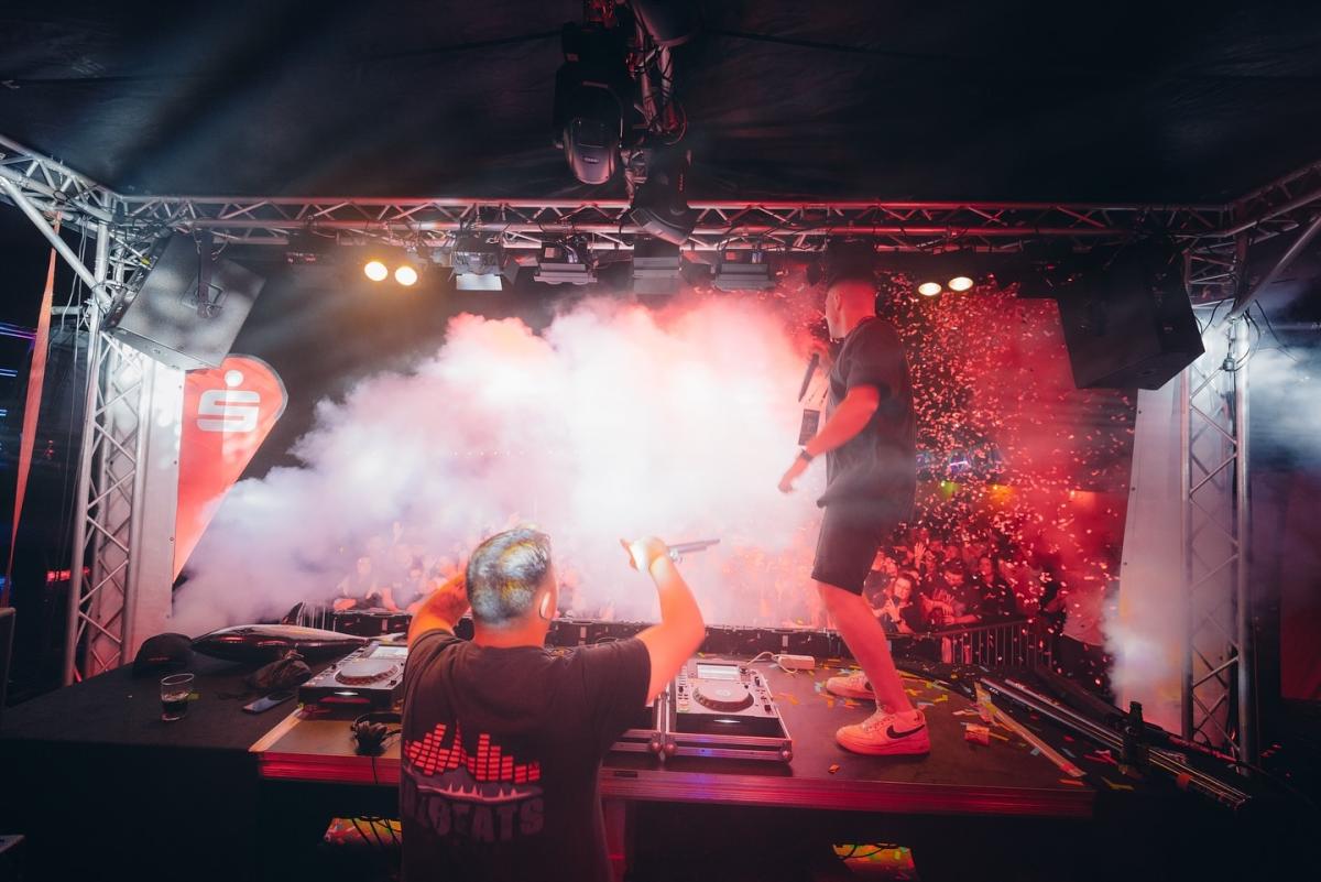 JAX im B2B mit einem DJ Kollegen während eines Open Airs