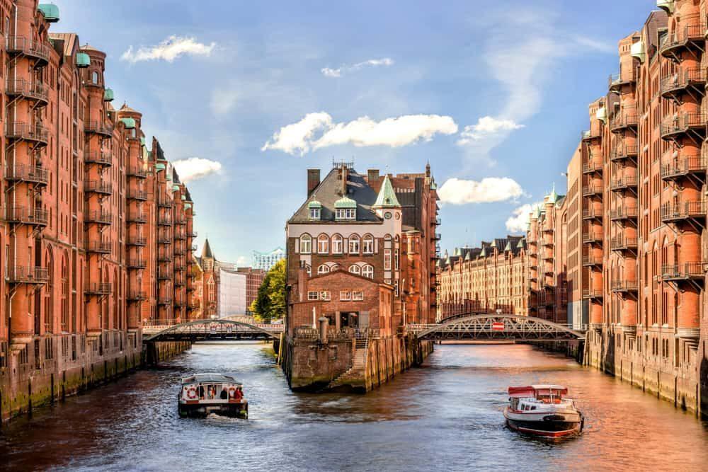 Blick auf den Hamburger Hafen mit historischen Gebäuden, passend zu IT-Gehälter Hamburg.