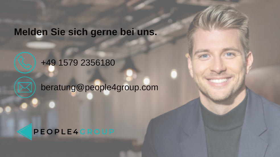Mitarbeiter von People4Group lächelt und bietet IT-Gehälter München Beratung an.