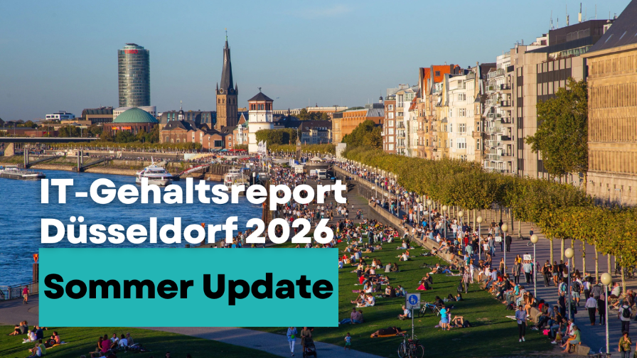 Blick auf die Rheinuferpromenade in Düsseldorf im Sommer 2026 mit vielen Menschen.