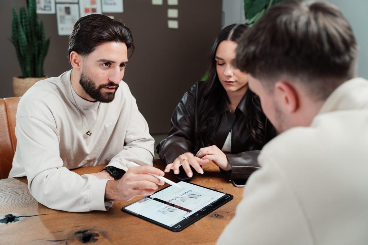 Drei Personen diskutieren über Webdesign-Tools wie Webflow, WordPress und Framer.