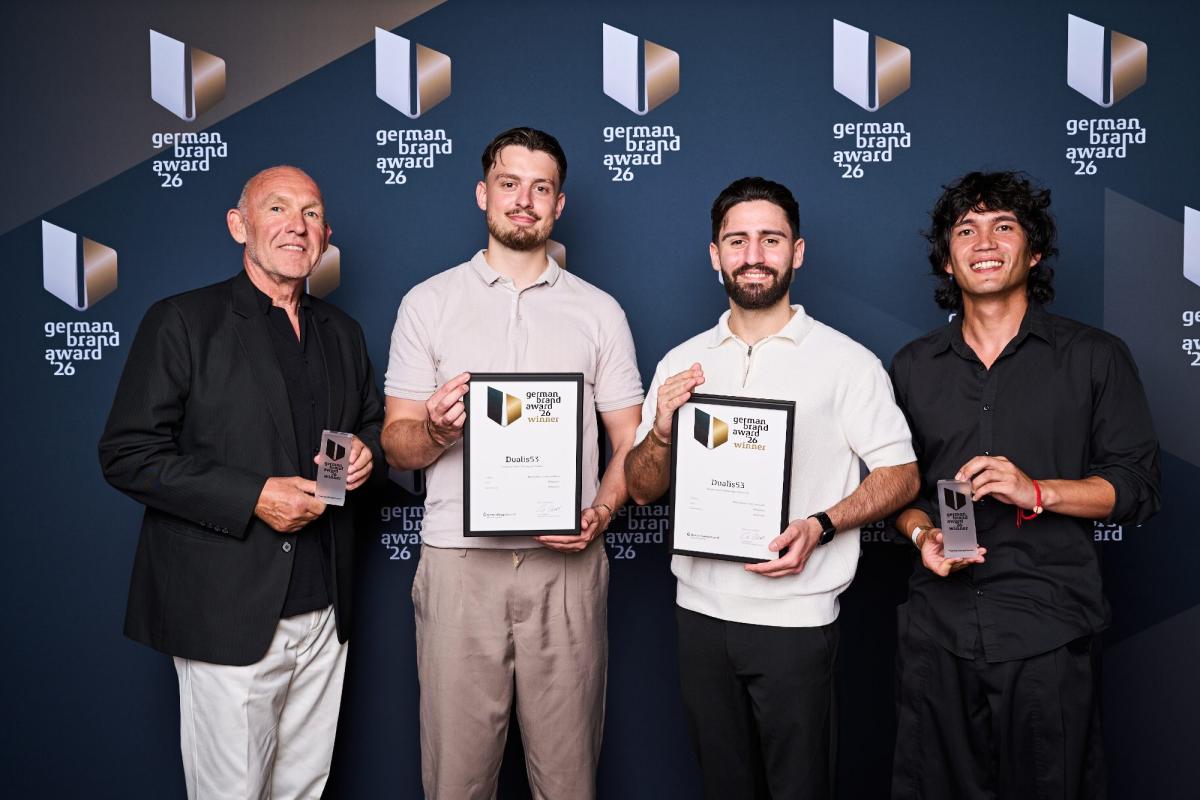 Preisträger des German Brand Award zeigen stolz ihre Auszeichnungen für Markensystem und Logo.