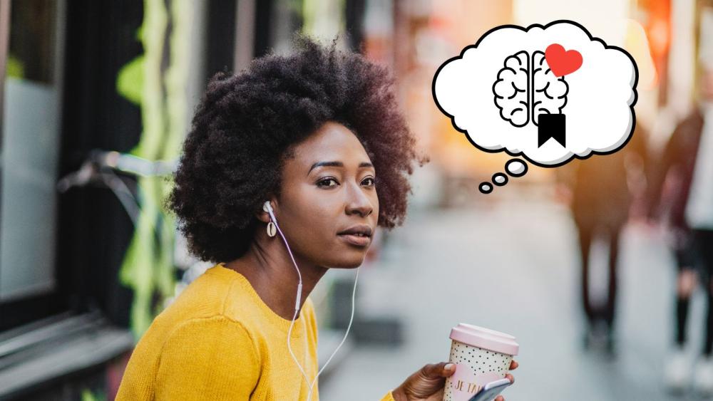 Eine Frau hört einen Corporate Podcast beim Kaffee und denkt nach.