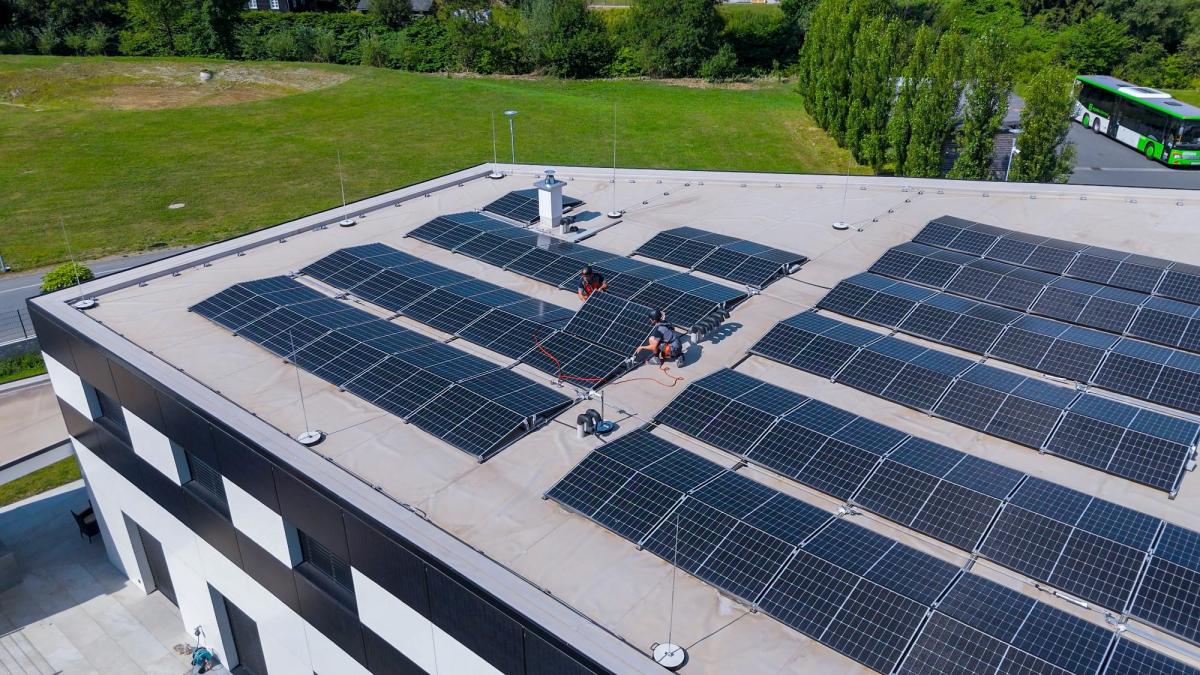 PV-Betrieb mit großflächiger Solaranlage auf dem Flachdach eines Gewerbegebäudes