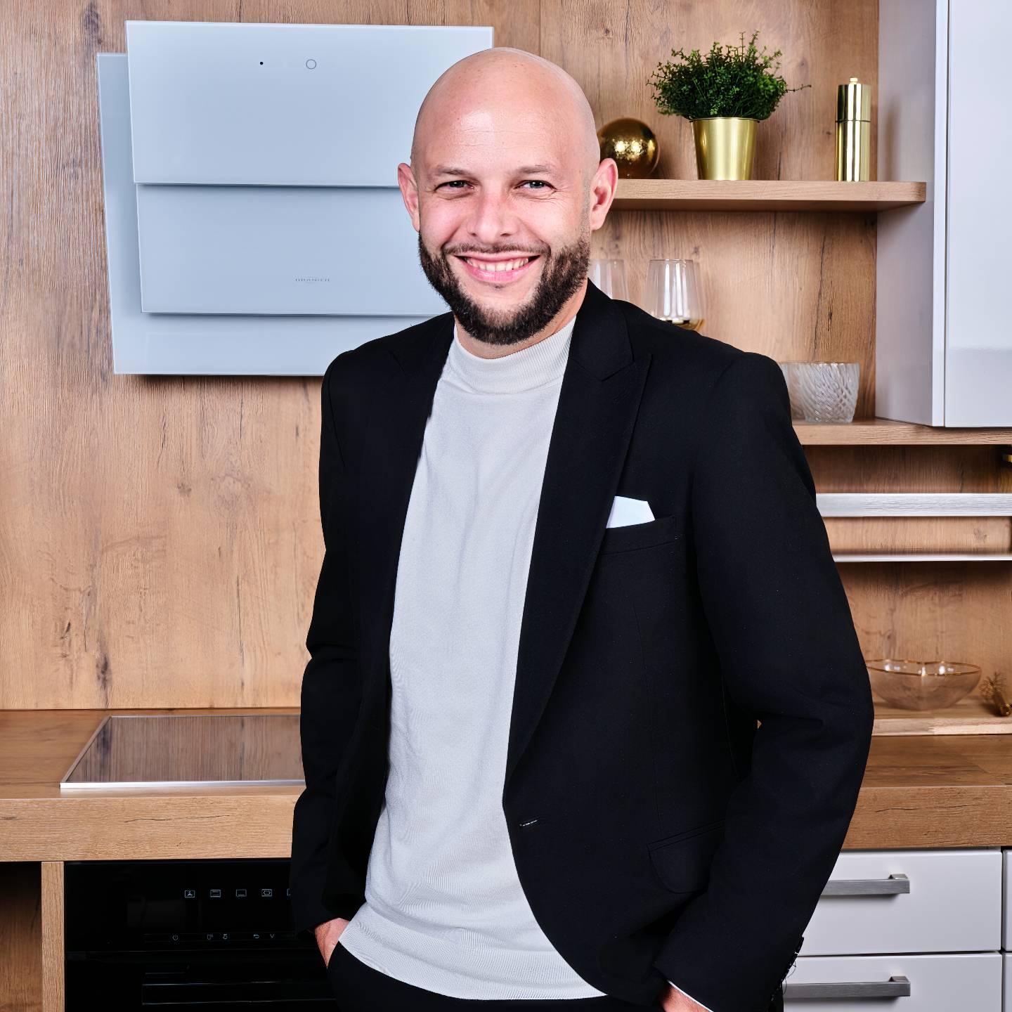 2 Küchen pro Woche über Social Media: Wie ein Studio planbar verkauft