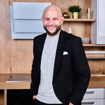 2 Küchen pro Woche über Social Media: Wie ein Studio planbar verkauft